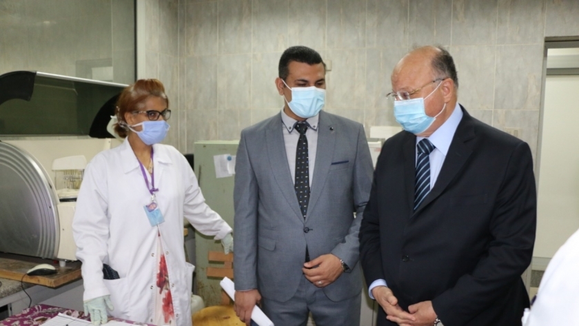 محافظ القاهرة يكافئ طاقم مستشفى المنيرة لجهودهم بالموجة الأولى لكورونا