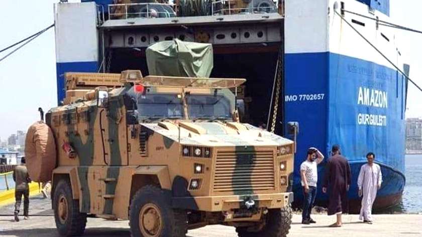سفينة تركية لحظة إنزال أسلحة ومعدات عسكرية لميليشيات طرابلس