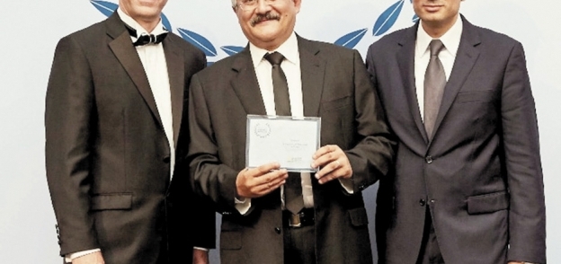 مسئول بنك مصر خلال تسلم الجائزة