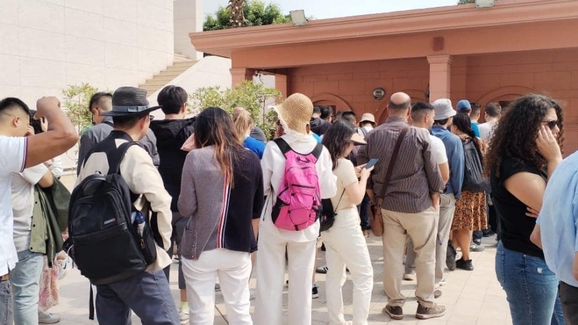 سياح أجانب خلال دخولهم المتحف المصري بالتحرير اليوم