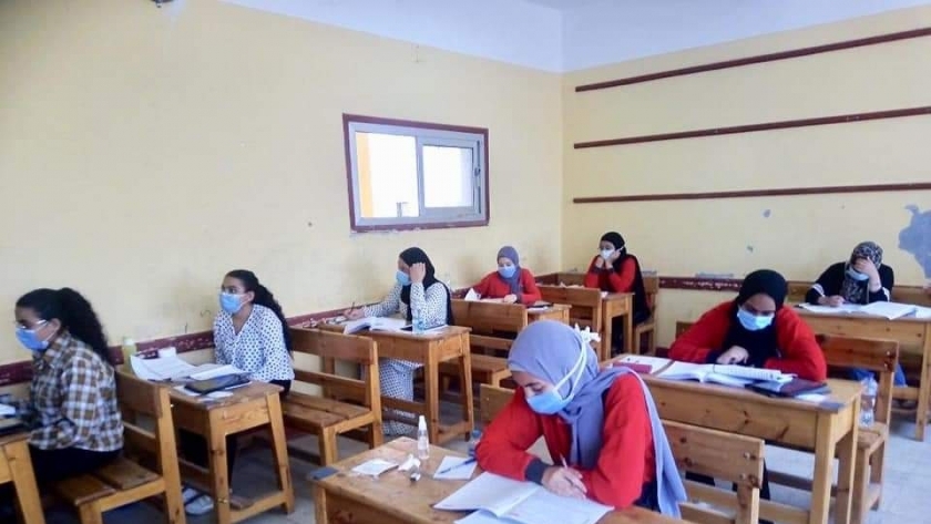 مجموعة من الطالبات أثناء أداء امتحان اليوم