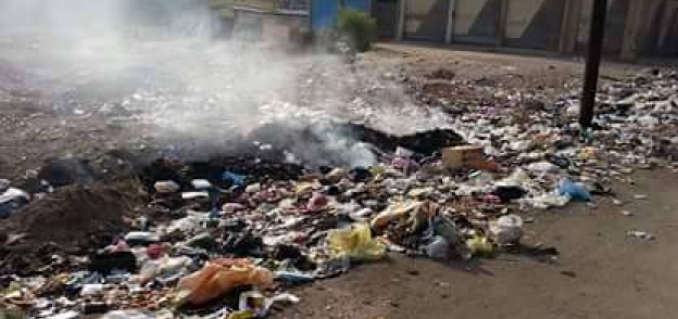 أهالي منطقة أبو شحاته بالإسماعيلية يستغيثون بالمحافظ من تراكم القمامة.