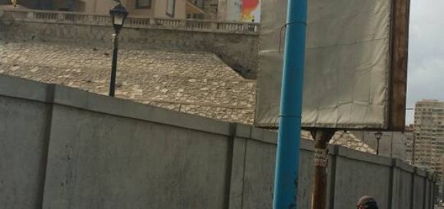حي الجمرك بالإسكندرية يفصل الكهرباء عن 18 إعلان لسوء الأحوال الجوية