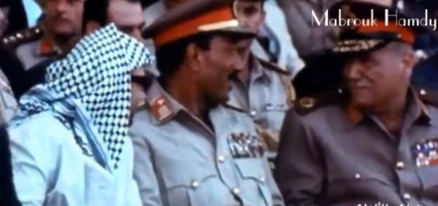 صورة أرشيفية للرئيس السادات والرئيس الفلسطيني ياسر عرفات من العرض العسكري