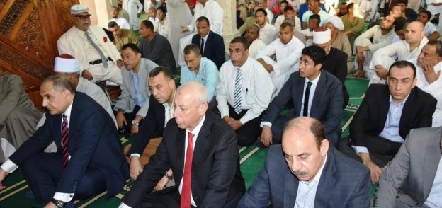 محافظ أسوان والقيادات التنفيذية يؤدون صلاة العيد بأسوان