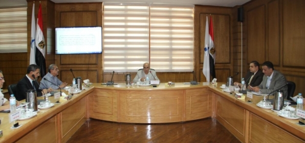 رئيس جامعة كفر الشيخ خلال تراسه لجلسة مجلس العمداء