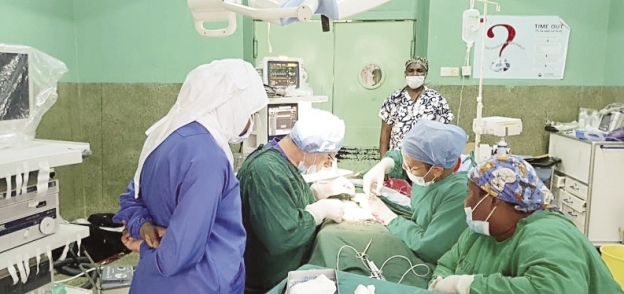 أعضاء القافلة أثناء جراحة فى كينيا