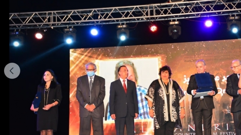 الدكتورة إيناس عبد الدايم وزيرة الثقافة خلال افتتاح مهرجان الاسكندرية السينمائي