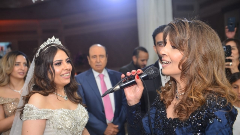 المطربة حنان وابنتها أميرة في حفل الزفاف