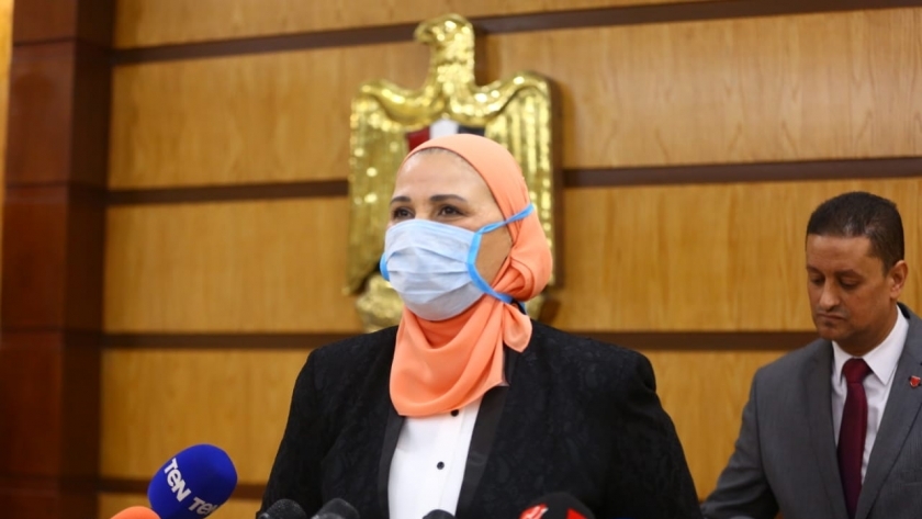 وزيرة التضامن ترتدي " كمامة " خلال إعلان الأمهات المثاليات