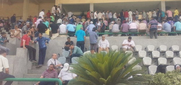 زحام في استاد القاهرة لتقديم اوراق الترشح في الانتخابات العمالية