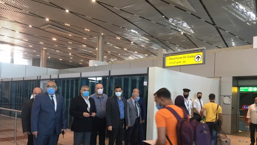 نائب وزير الطيران يتفقد مبنى الركاب بمطار القاهرة