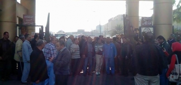 استمرار اعتصام عمال الشركة الوطنية للذرة بالعاشر للمطالبة بإقالة رئيس مجلس الإدارة