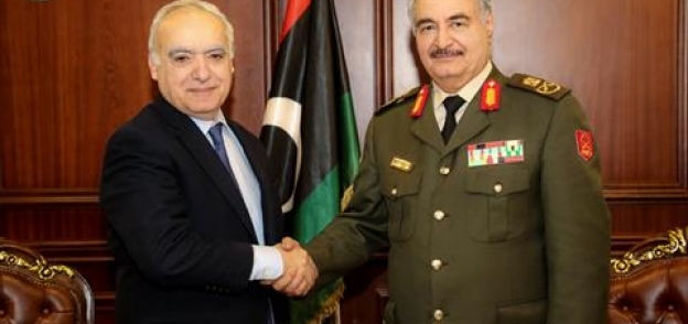 المشير خليفة حفتر مع المبعوث الأممي لليبيا غسان سلامة