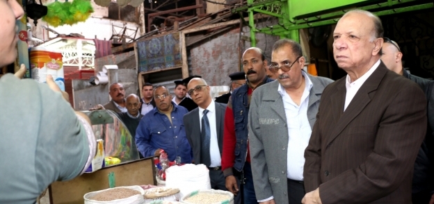 محافظ القاهرة خلال جولة بالاسواق