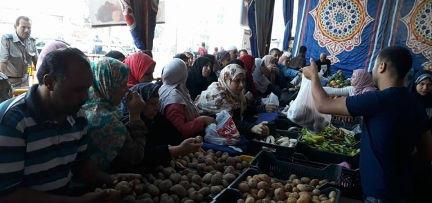 بالصور : بسبب غلاء أسعارها.. طوابير الأسر أمام شوادر بيع الخضروات والفاكهه "كلنا واحد" بالغربية