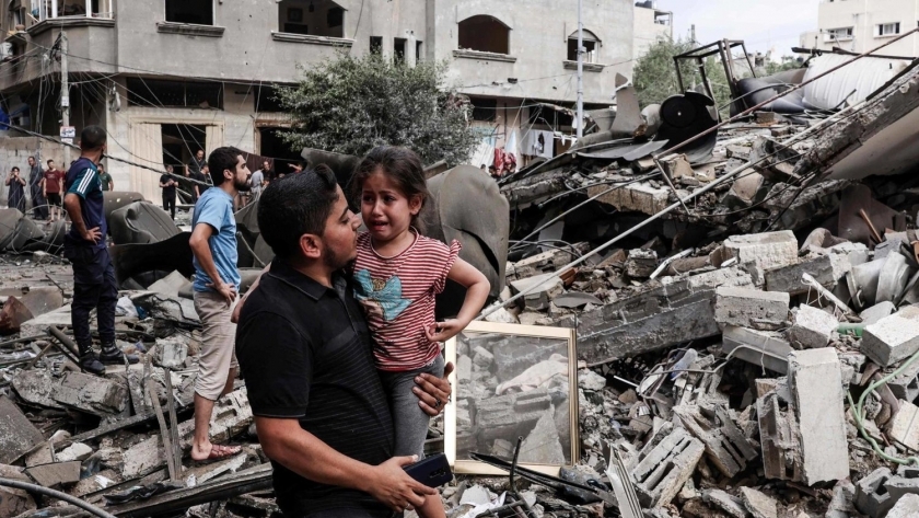 طفلة فلسطينية تبكي بجوار حطام منزل أسرتها