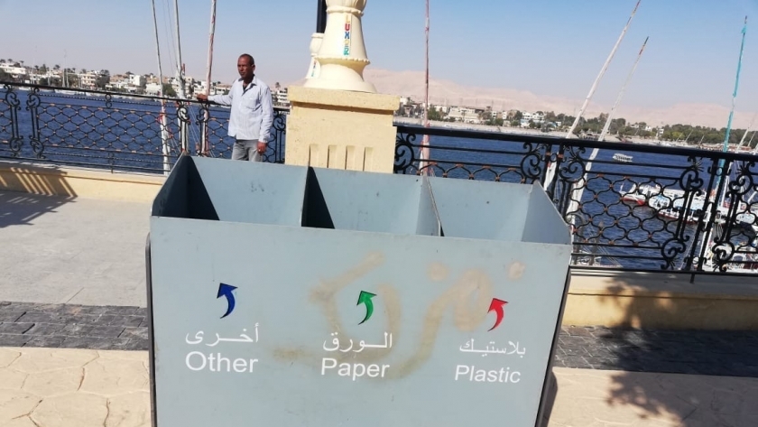واقعة تشويه كتابية لإحدى صناديق القمامة بكورنيش النيل في الأقصر