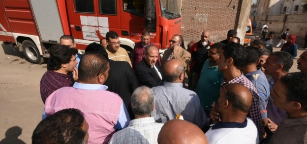 محافظ الإسكندرية تجهيز أماكن لإيواء ٣٣ أسرة بالعقارات المتضررة من حريق مصنع البويات