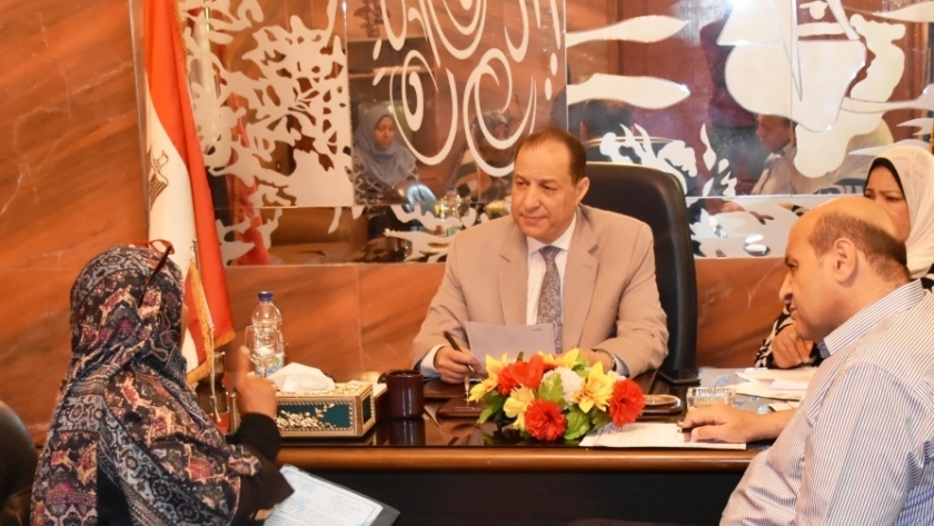 نائب محافظ أسوان خلال جلسة مع مواطنين المحافظة