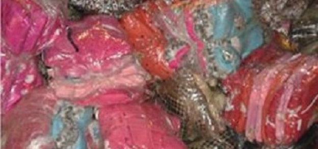 ضبط 1500 قطعة ملابس مهربة من الجمارك قبل بيعها في دمياط