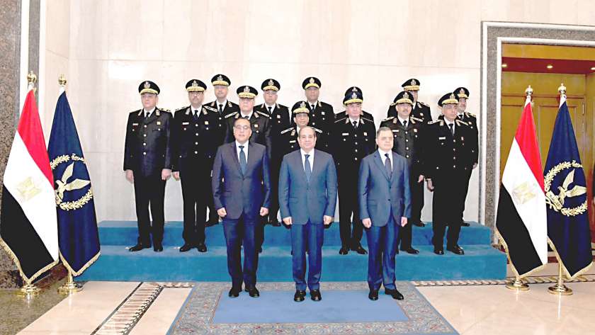 الرئيس السيسى مع رئيس مجلس الوزراء ووزير الداخلية وقيادات الشرطة