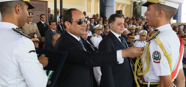 الرئيس عبدالفتاح السيسى يكرم أوائل دفعة كلية الشرطة الجديدة