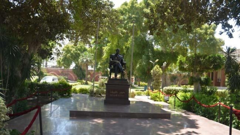 تمثال زعيم أذربيجان حيدر علييف في القناطر