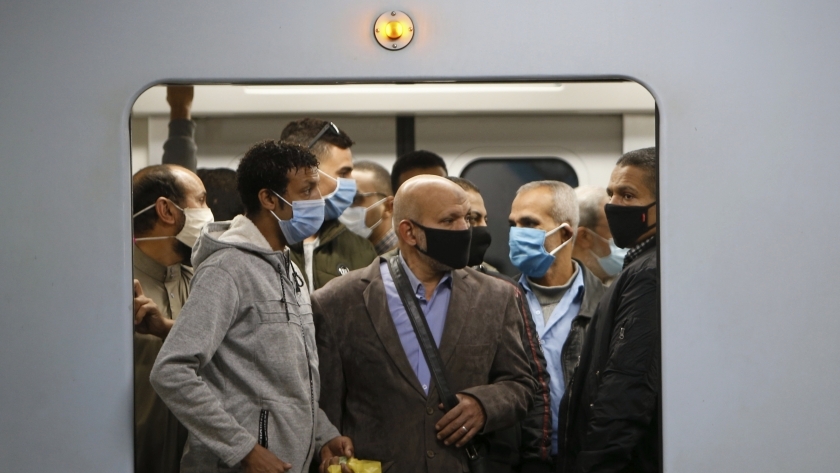 الركاب يلتزمون بارتداء الكمامات الطبية داخل عربات مترو الأنفاق لمواجهة كورونا