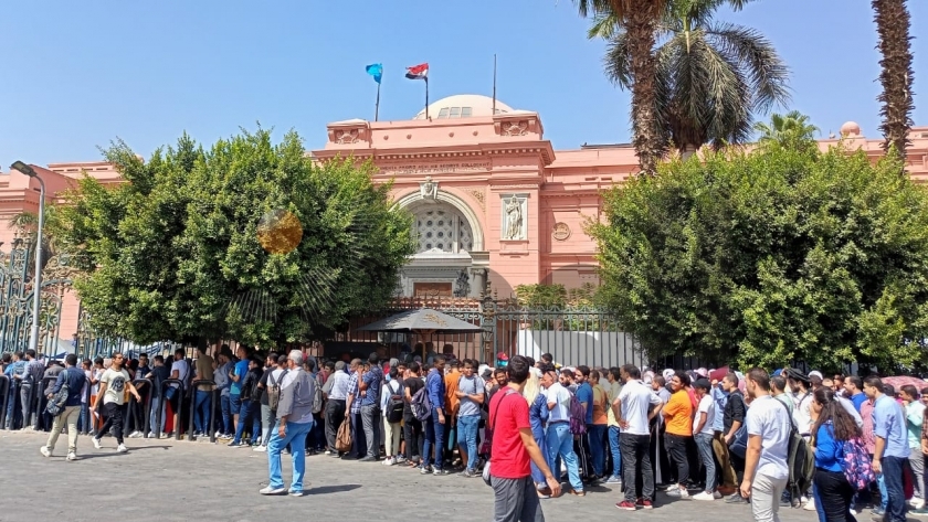 طوابير الزوار أمام المتحف المصري