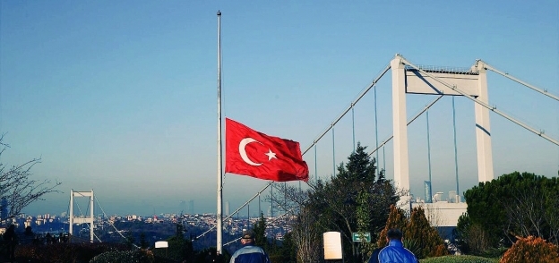 تركيا تنكس أعلامها