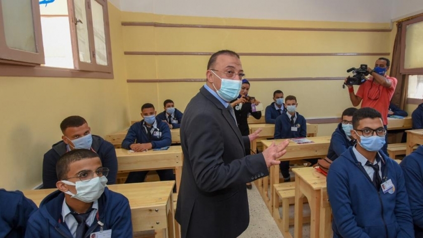 محافظ الإسكندرية مع الطلاب في المدارس