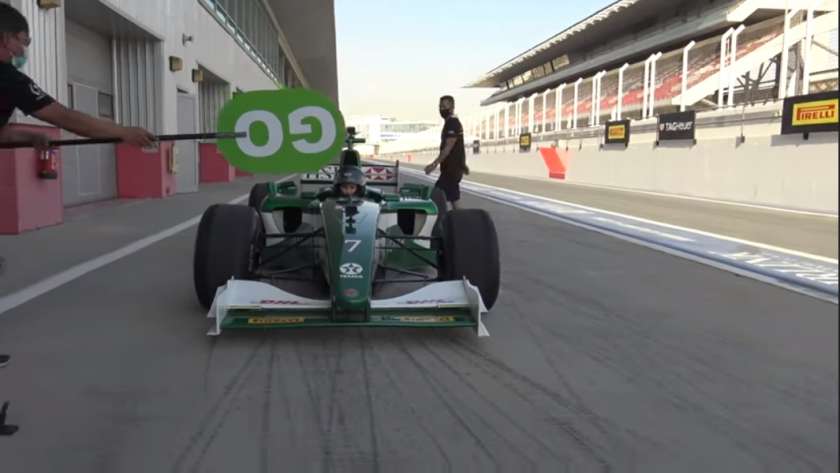 أليكس هيرشي تقود سيارة إدي إيرفين الخاصة بسباق F1