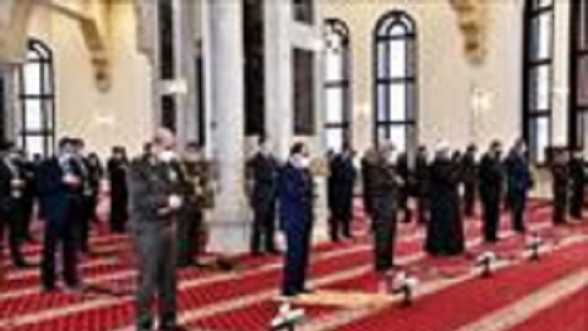 الرئيس السيسى وعدد من كبار رجال الدولة أثناء صلاة الجمعة بمسجد المشير