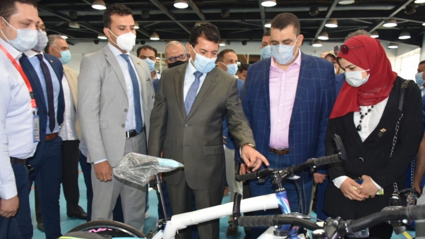 وزير الرياضة يسلم الدراجات المدعومة  ضمن مبادرة دراجتك صحتك