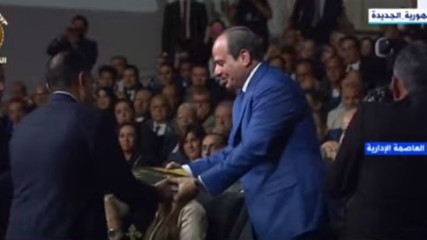 رئيس الوزراء الدكتور مصطفى مدبولي يهدي الرئيس السيسي كتاباً