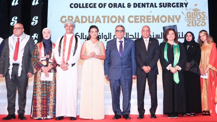 بالصور.. جامعة مصر للعلوم والتكنولوجيا تقيم حفلا كبيرا لتخريج دفعة جديدة من كلية "طب الأسنان"
