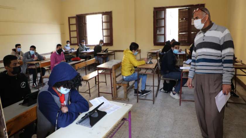 طلاب المرحلة الثانوية أثناء أداء أحد الامتحانات إلكترونيا