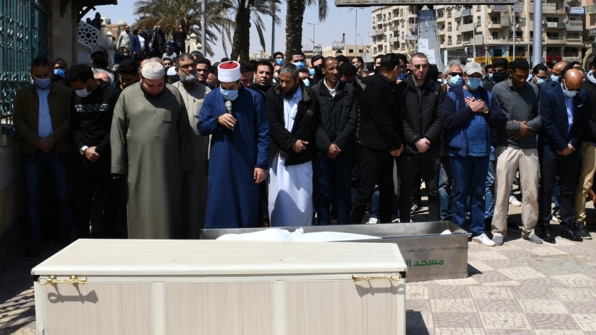 دار الإفتاء توضحك الحكم الشرعي في صلاة الجنازة بالحذاء في الشارع بسبب وباء كورونا