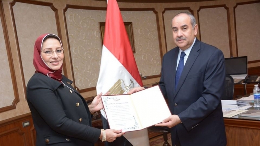 وزير الطيران يكرم الدكتورة ماجدة شعيب رئيسة الإدارة المركزية للجودة بالوزارة