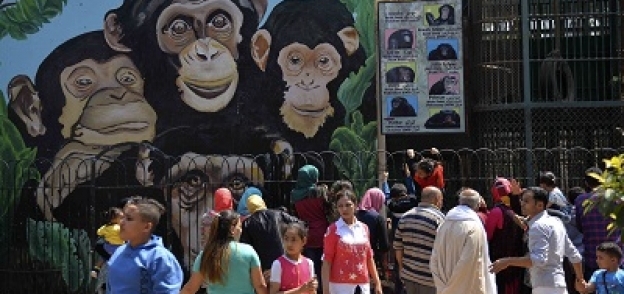 المصريون يتوافدون بكثافة على حديقة الحيوان وسط فرحة من الصغار