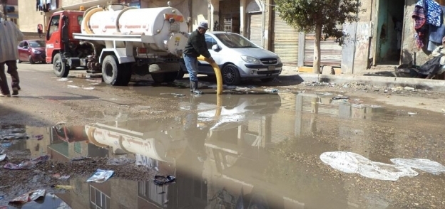 مياه الصرف تغرق شارع صلاح نسيم بالسويس
