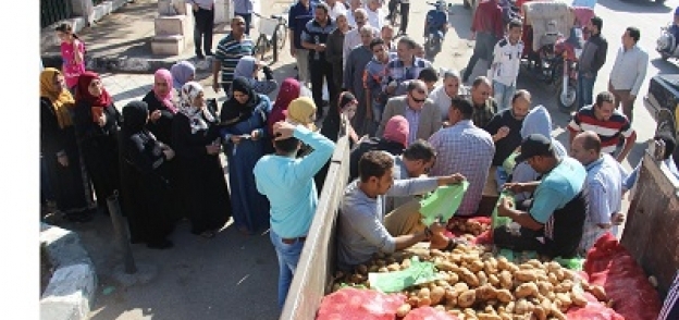بيع البطاطس بـ 6 جنيهات فى منفذ وزارة الداخلية ضمن مبادرة «كلنا واحد» بالمحلة