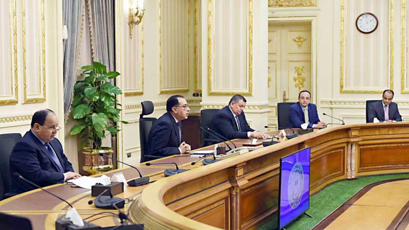«مدبولى» ووزيرا المالية والإعلام خلال اجتماع