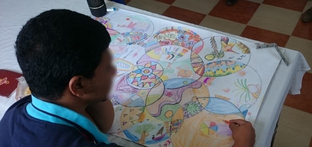 ورش رسم يشارك فيها الأطفال للتعبير عن أنفسهم