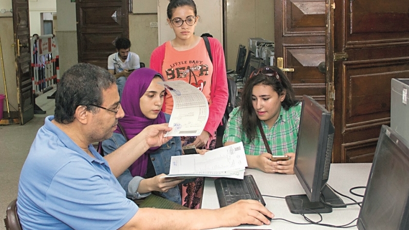 طالبات خلال الإدلاء برغباتهن فى أحد معامل التنسيق «صورة أرشيفية»