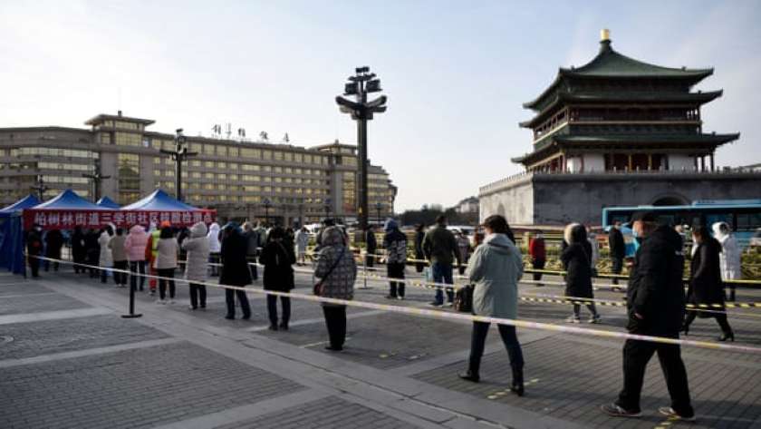 سكان مدينة شيان الصينية يصطفون لعمل اختبار كورونا