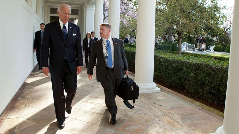 طبيب «البيت الأبيض» كيفن أوكونر «يمين» بجانب الرئيس الأمريكي جو بايدن «يسار»