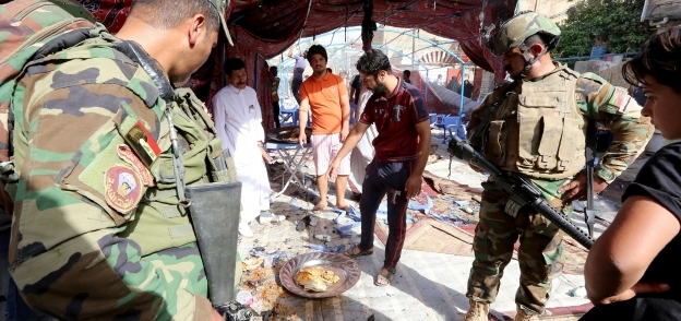 قوات أمن عراقية قرب موقع تفجير انتحارى فى «بغداد» أمس الأول «أ.ف.ب»