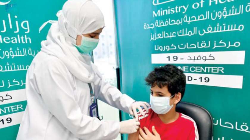 طفل سعودى أثناء تلقيه اللقاح